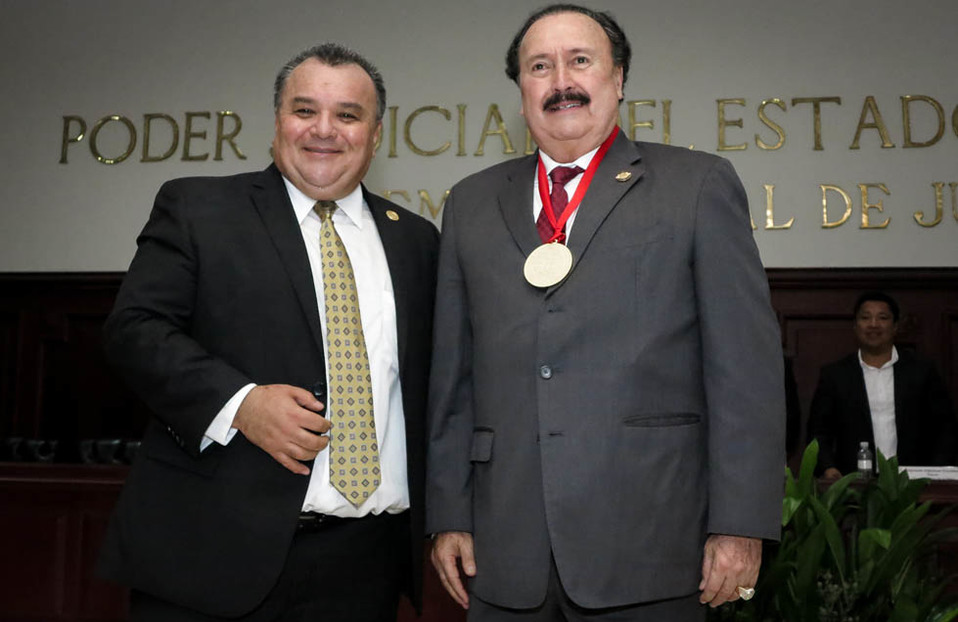 Enrique Michel Velasco recibió el galardón este jueves (Franco González).