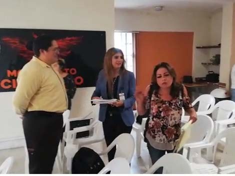 Las funcionarias estatales intentaron realizar intervenciones y argumentar su lado de la historia, interrumpiendo en un par de ocasiones a Samuel Garc