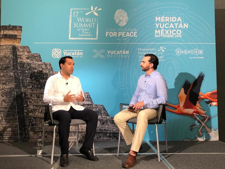 Mauricio Vila Dosal, gobernador de Yucatán y Alejandro Domínguez, periodista de MILENIO/Especial.