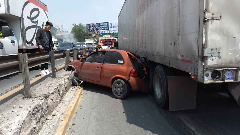 Por el percance varias personas resultaron heridas. (@OmegaNaucalpan)