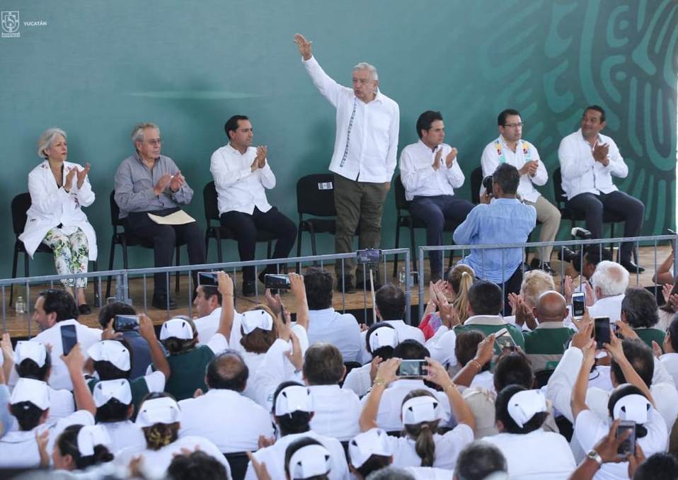El presidente Andrés Manuel López Obrador durante el diálogo con la comunidad del hospital rural de Izamal, en Yucatán. (Omar Franco)