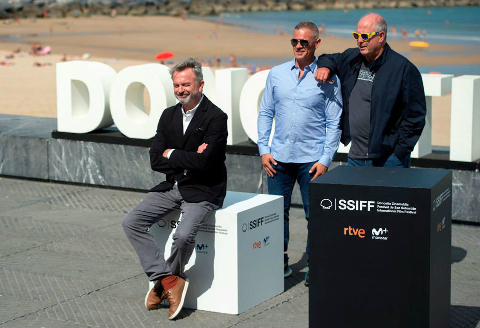 Sam Neill, Roger Michell y David Bernardi en la presentación de Blackbird (AFP).