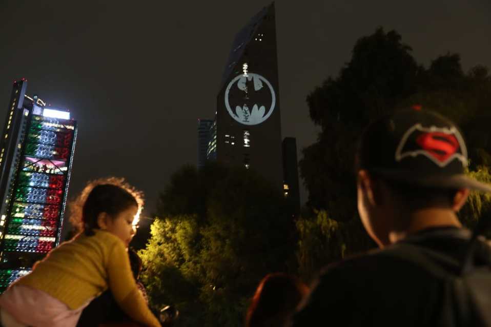 Batman y Superman se encuentran durante proyección de la Batiseñal en Torre Reforma (Octavio Hoyos).