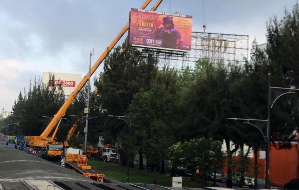Cierran Viaducto por retiro de espectacular irregular. | Jorge Becerril