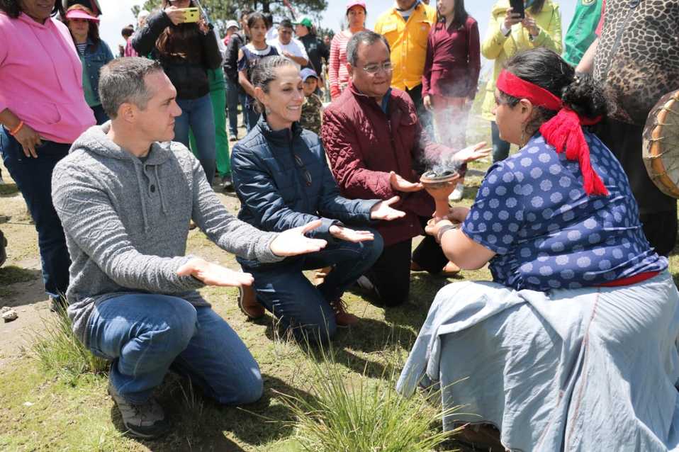 Claudia Sheinbaum da gracias a la Madre Tierra por dejarla plantar en zona boscosa | Especial