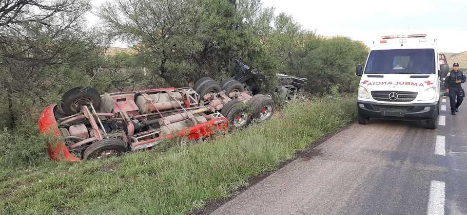 El conductor del tráiler resultó lesionado por lo que fue trasladado al Hospital Regional de Cuencamé. (Especial)