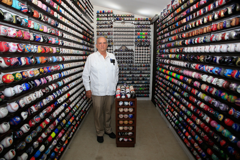 José Ramón Sánchez Escalante cuenta con una colección de más de 3 mil pelotas de béisbol (Andrés Lobato)