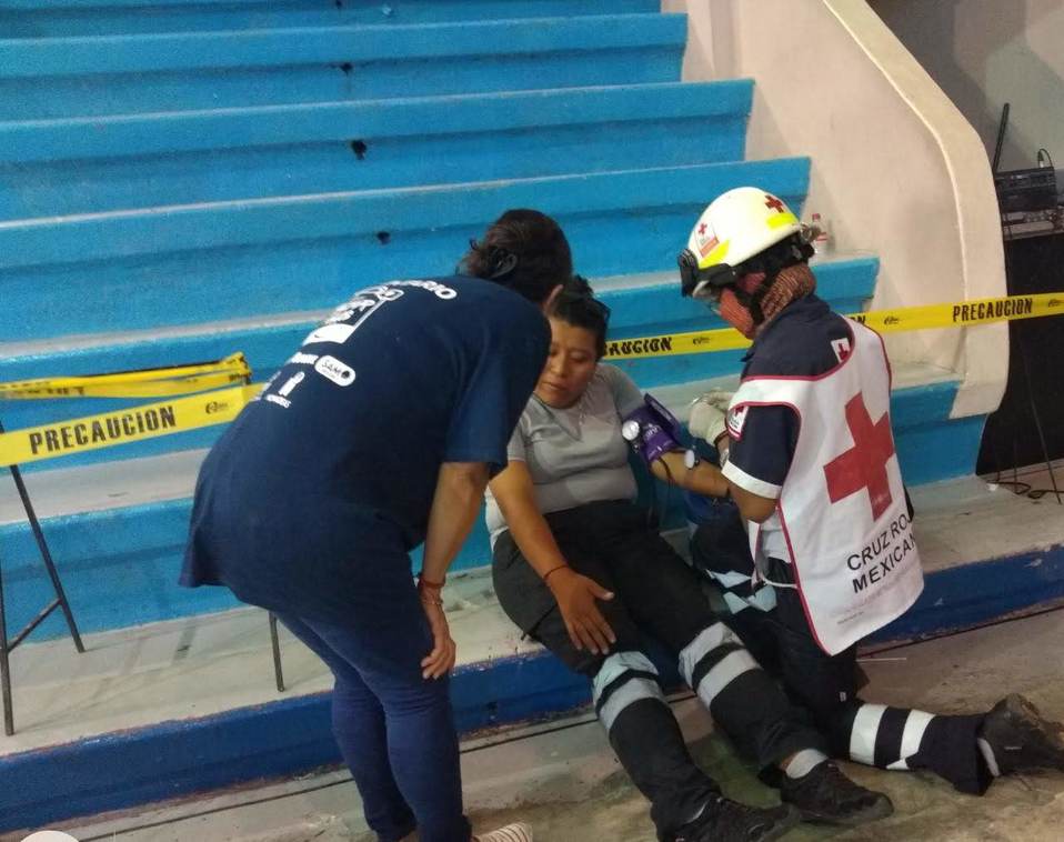 La lesionada fue auxiliada por paramédicos de la Cruz Roja.