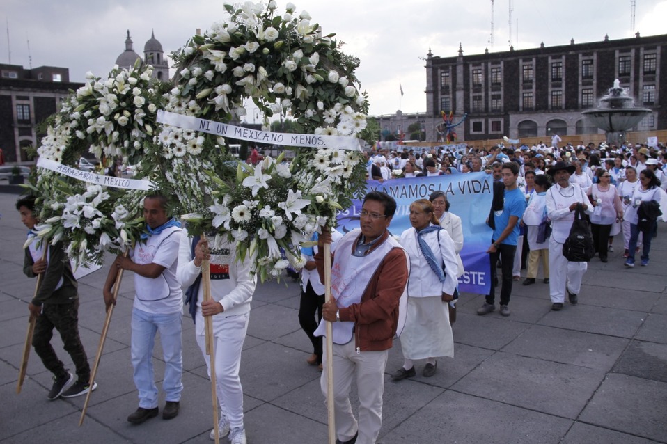 Marcharon com coronas de muerto. (Claudia Aguilar)