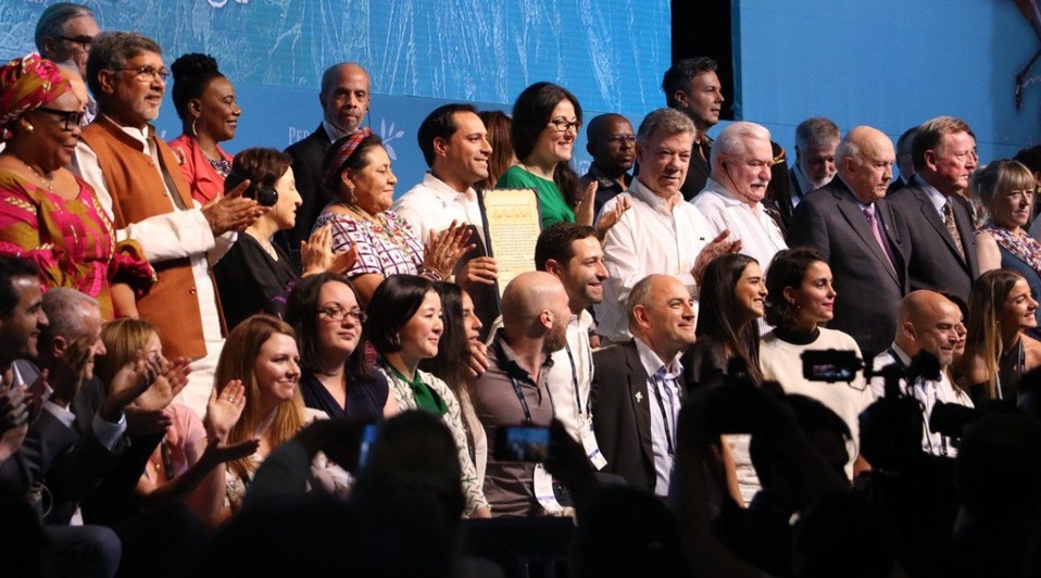 Premios Nobel de la Paz durante la clausura de la cumbre. (Twitter | @GobYucatan)