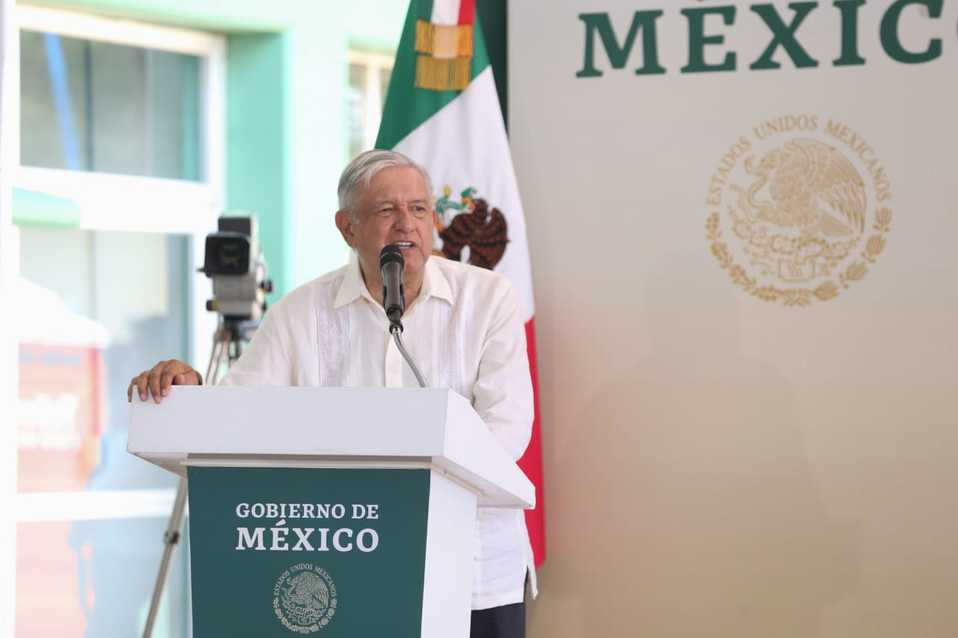 El presidente Andrés Manuel López Obrador en su visita al hospital rural de Oxkutzcab, en Yucatán. (Omar Franco)