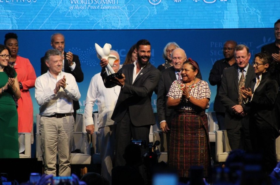 Ricky Martin recibió el premio de La Paz durante la cumbre en Yucatán. (Twitter | @GobYucatan)