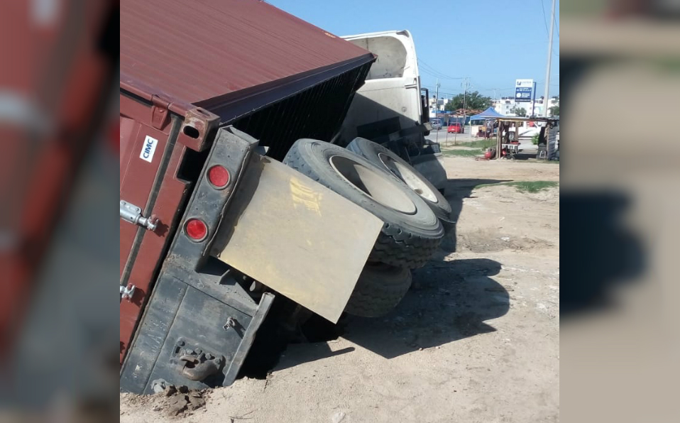 Tráiler cae a socavón (Foto/CORTESÍA)