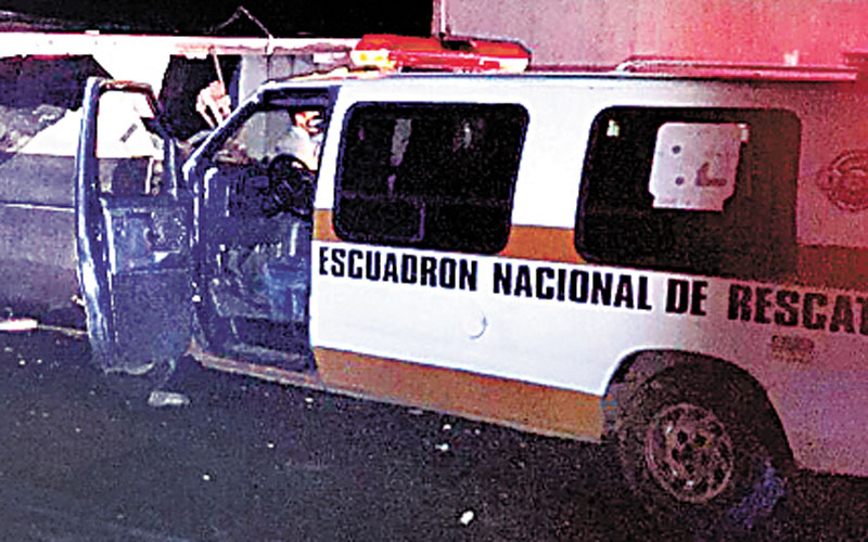 Un vehículo quedó aplastado por el tráiler. (Isabel Zamudio)