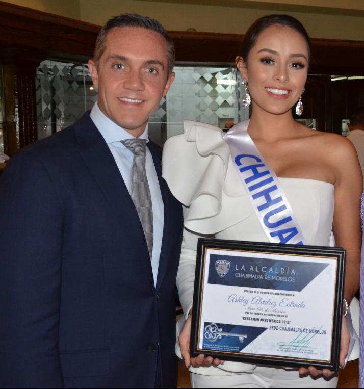 El alcalde de Cuajimalpa, Adrián Rubalcava, felicita a Miss México 2019, Ashley Alvidrez Estrada.