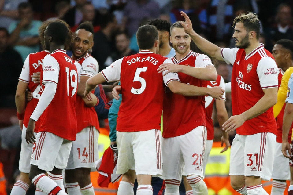 Arsenal derrotó al Aston Villa (AFP)