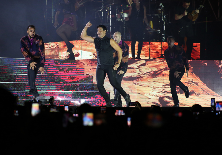 Chayanne salió al escenario con un pantalón y camisa sin mangas en color negro. (Martín Piña)