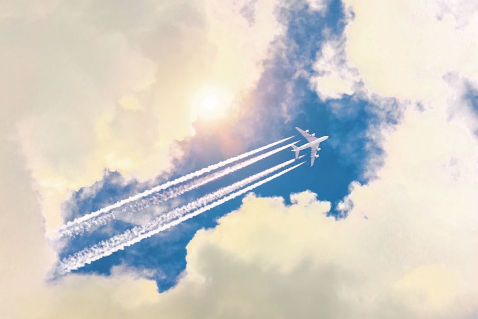 Las estelas de condensación que producen los aviones cuando surcan el cielo, contribuyen al calentamiento global tanto o más que el CO2 que desprenden
