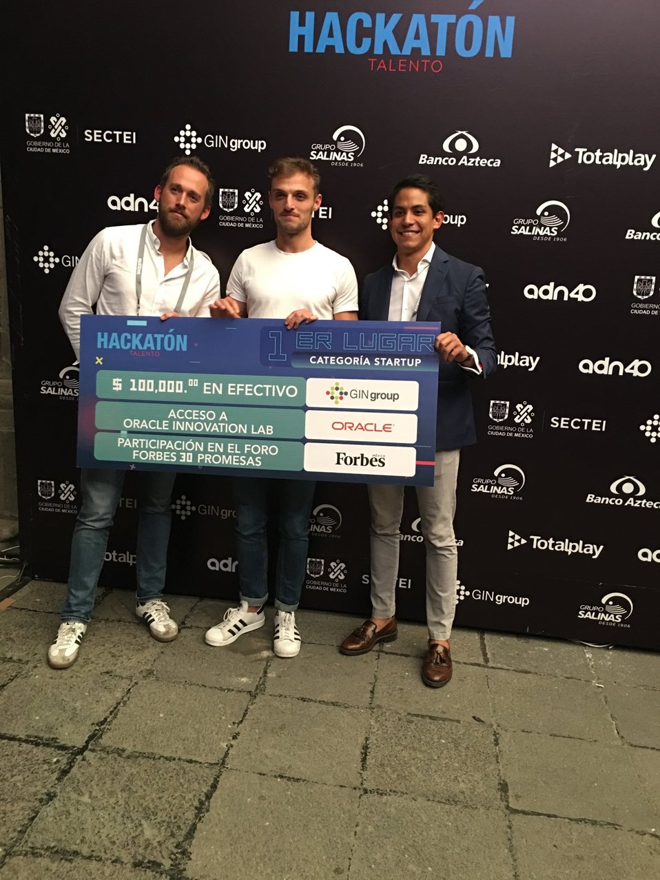 Los integrantes de Yoyo ganaron 100 mil pesos y participarán en el Foro Forbes las 30 Promesas 2020.(Tomado de @HackatonCDMX)