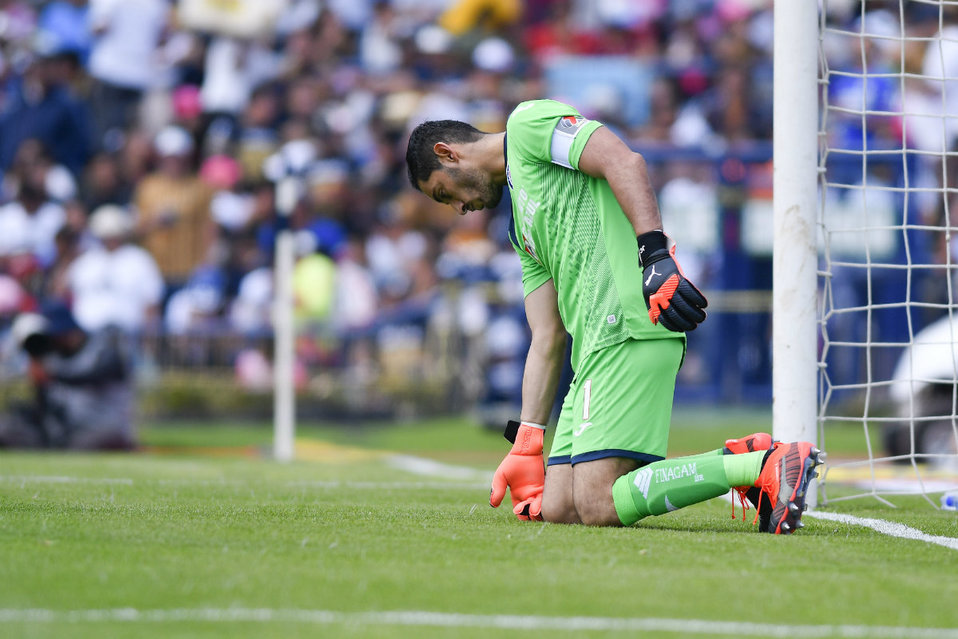 Jesús Corona, portero de Cruz Azul durante el partido ante Pumas (Imago7)