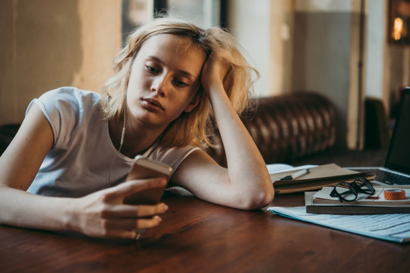'Procrastinar' es una de las palabras más consultadas en la RAE (Shutterstock).