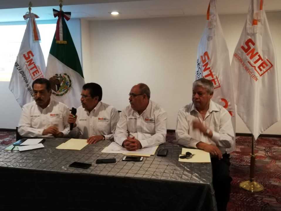 En rueda de prensa, Guadalupe Salinas Garza dijo que se respetará la pensión con base al salario mínimo. Foto: Roberto Alanís.