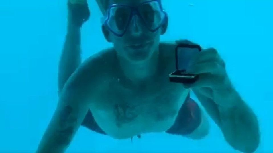Steven Weber practicaba buceo cuando le propuso matrimonio.(Facebook Kenesha Antoine)