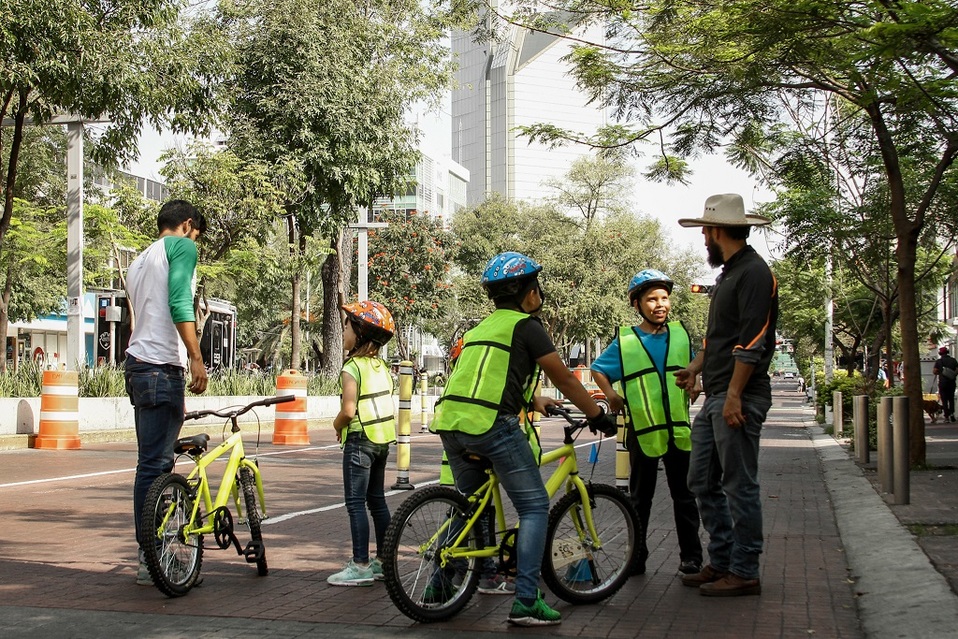 Usuarios de la Vía RecreActiva, así como el público en general, pudieron disfrutar de dos talleres de bici escuela. (Franco González)