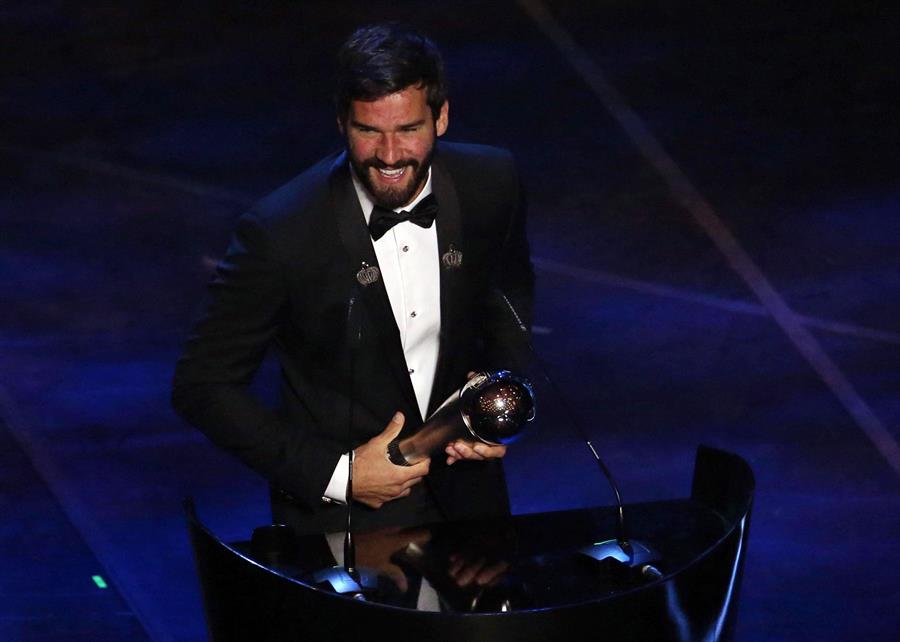 Alisson Becker gana el premio The Best 2019 al mejor portero del año (EFE)