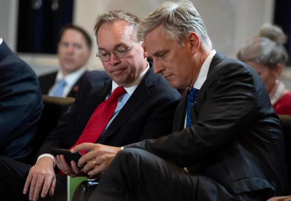 El asesor de Seguridad de EU, Robert O'Brien, recibiendo el mensaje del ataque cercano a la embajada en Bagdad. (AFP)