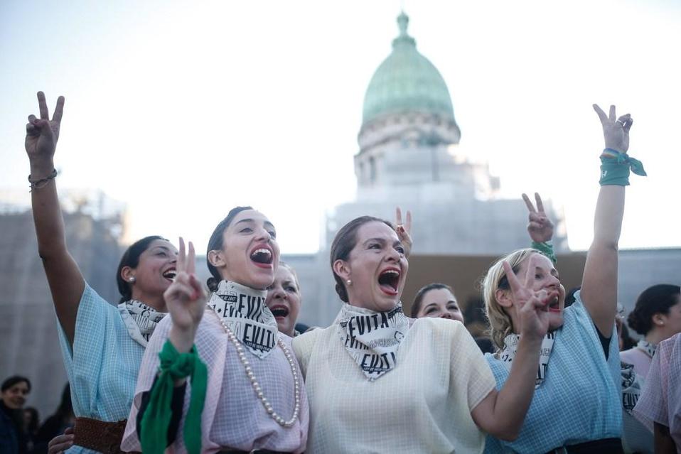 Alrededor de un centenar de personas vestidas de Eva Perón celebraron el 72 aniversario del voto femenino en Argentina. (EFE)