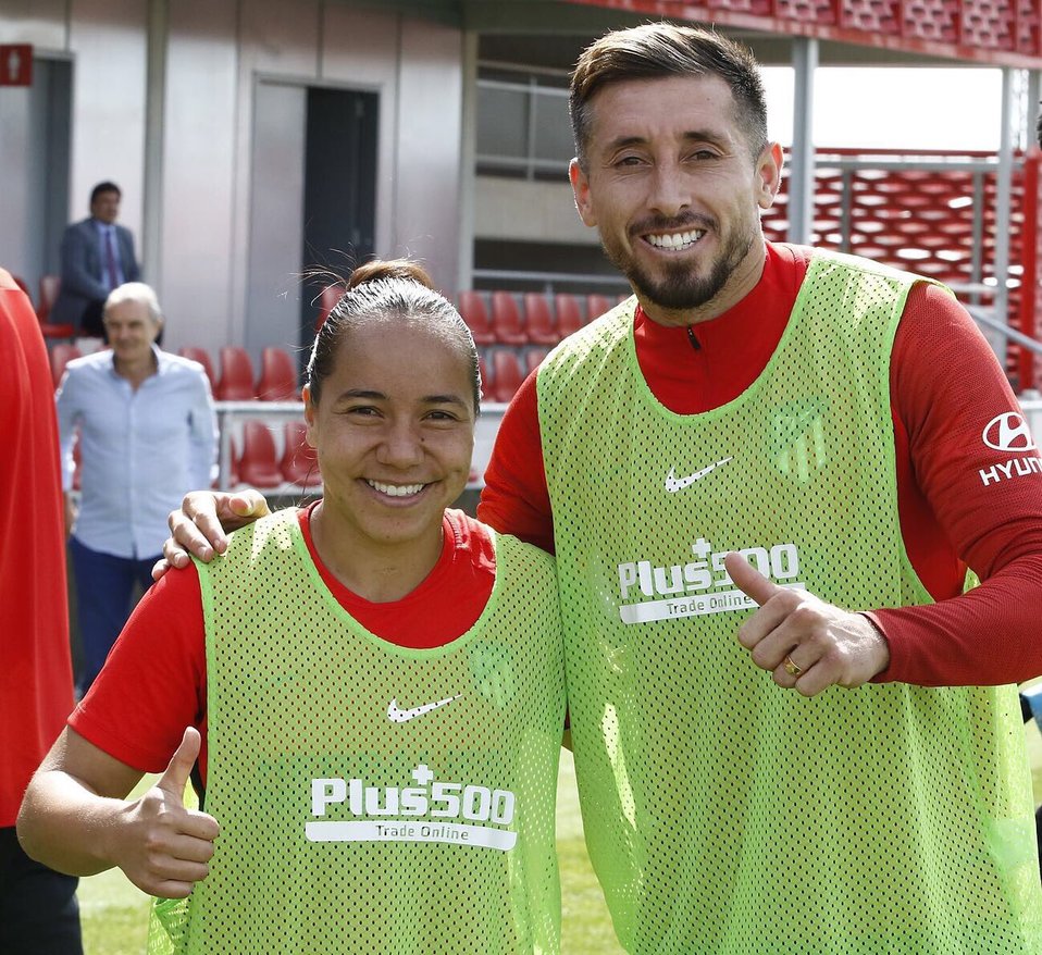 Charlyn Corral presume foto con Héctor Herrera en el entrenamiento conjunto del Atlético de Madrid (Twitter @CharlynCorral)