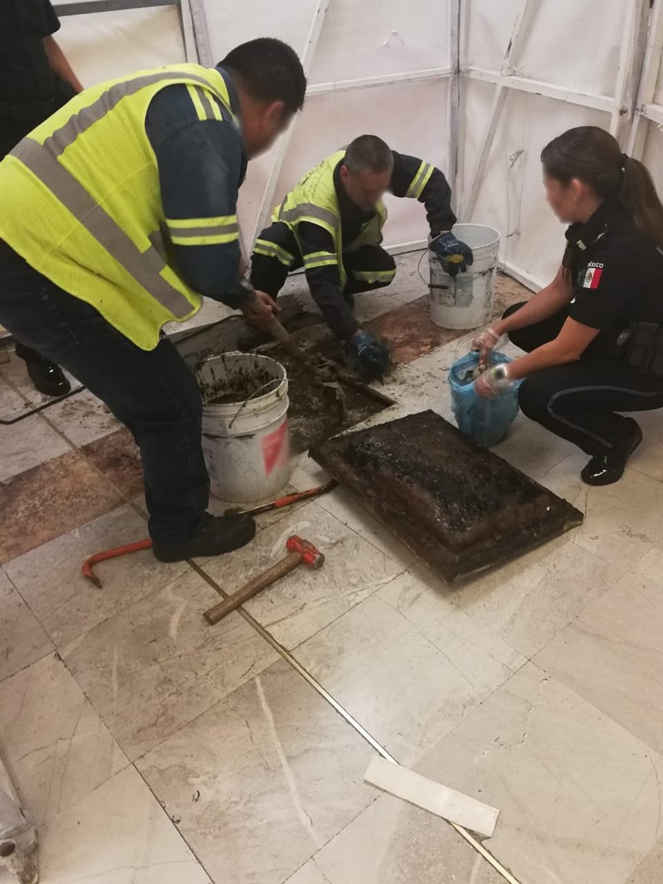 Cocaína encontrada en un drenaje del AICM. (Tomado de @PoliciaFedMx)