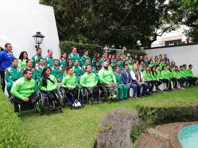 El gobernador y los atletas se tomaron una foto oficial para el recuerdo. (Cortesía)