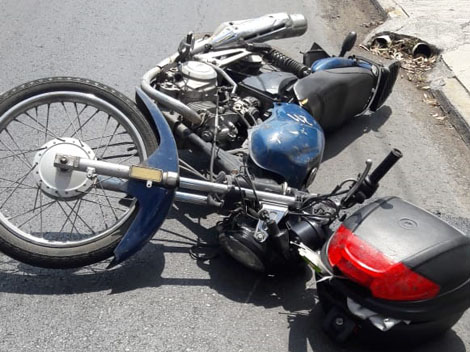 El hombre cayó de su motocicleta, luego de que esta se enredara con unos cables de telefonía que se encontraban tirados en el pavimento. (Foto: Pamela