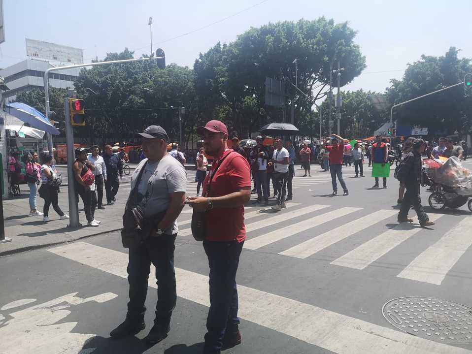 Los manifestantes bloquean tres carriles de la calle Misisispi. (César Velázquez)