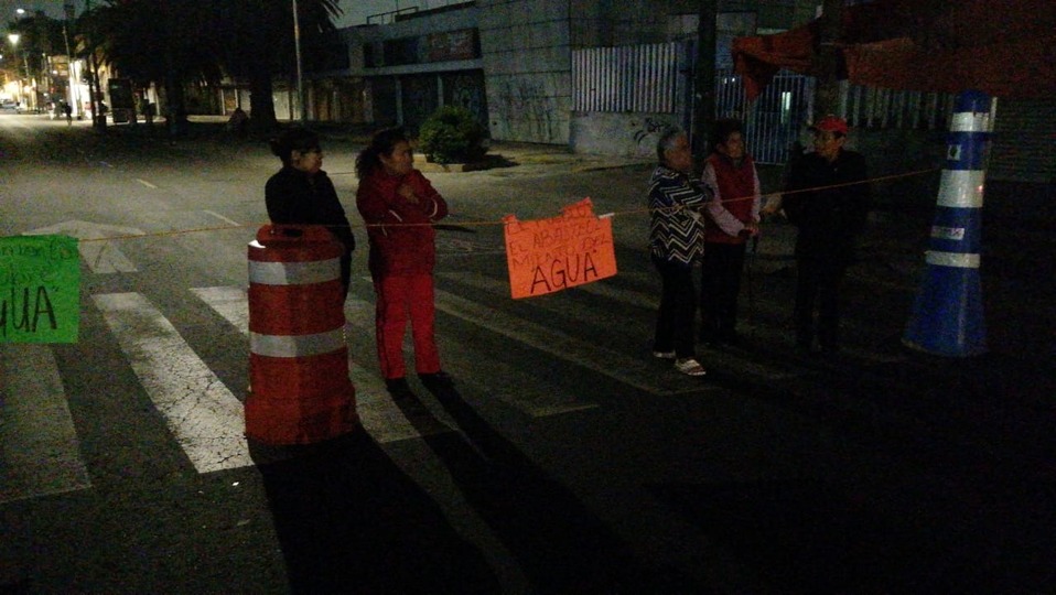 Los manifestantes cerraron la vialidad de Canal de Apatlaco y calzada de la Viga de la alcaldía Iztacalco. (César Velázquez)