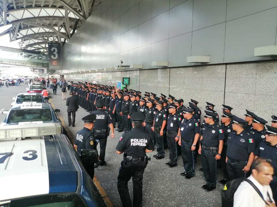 Operativo en el AICM ante posibles manifestaciones de policías federales. (Jorge Becerril)