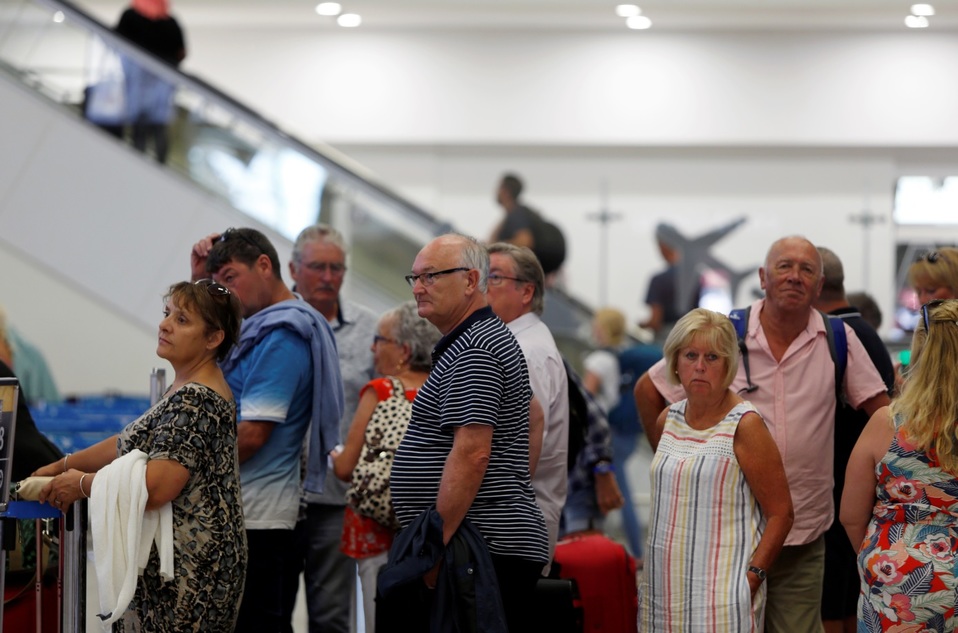 Los pasajeros de Thomas Cook hacen fila en un servicio de check-in en el Aeropuerto Internacional de Malta (Reuters)