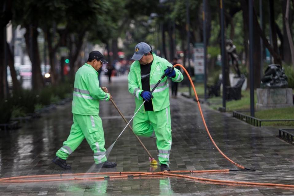Personal de Limpieza de la Ciudad de México laborando en Alameda Central (Cuartoscuro)