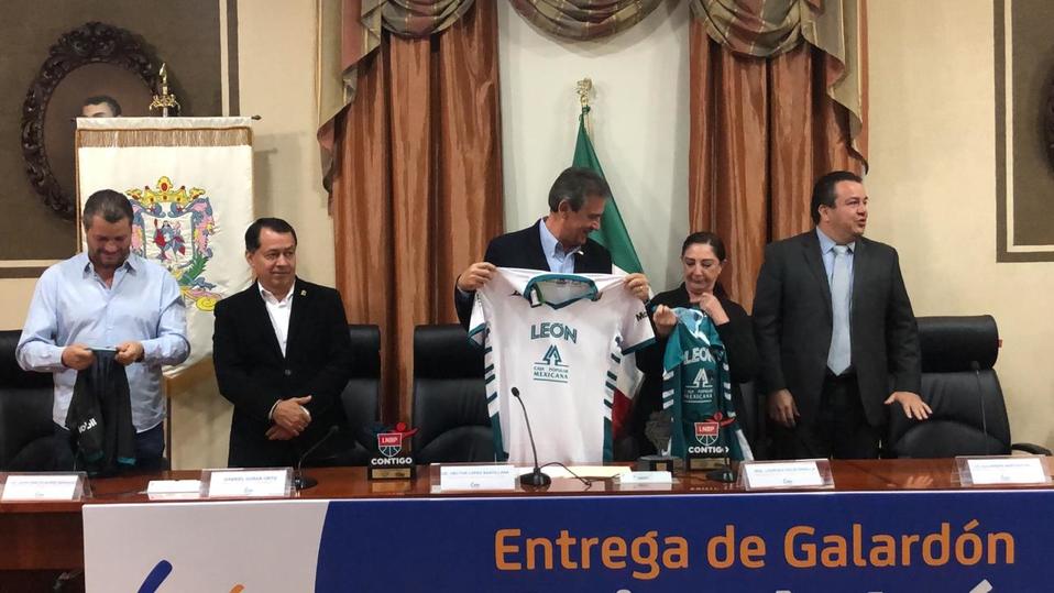 Recibe León reconocimientos a equipo de abejas