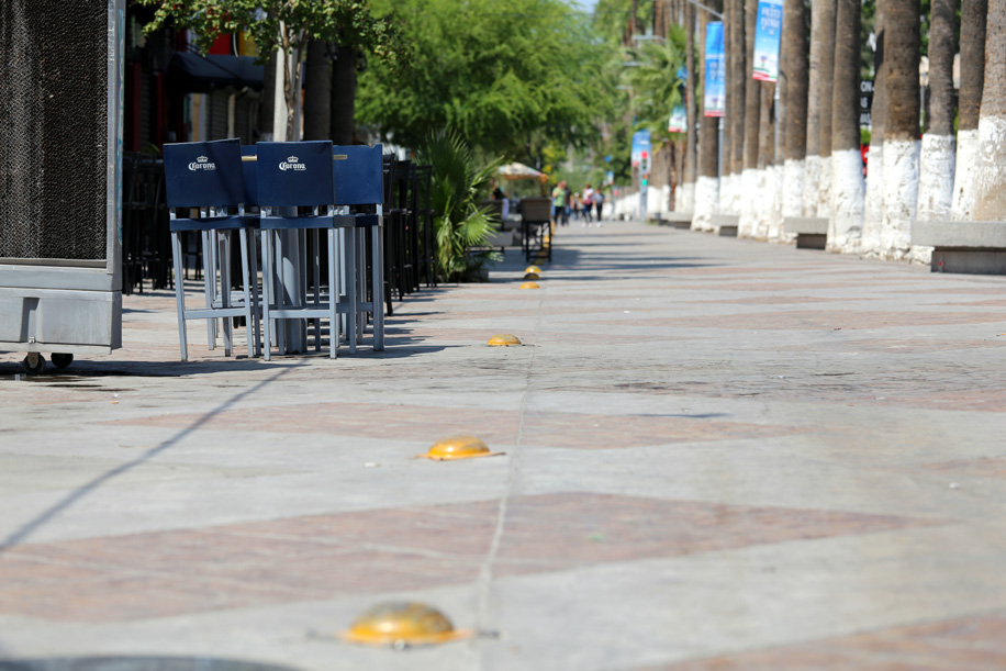 Esta semana el área de Servicios Públicos comenzó con el retiro de los bolardos más dañados en el Paseo Morelos. (Mauricio Román)