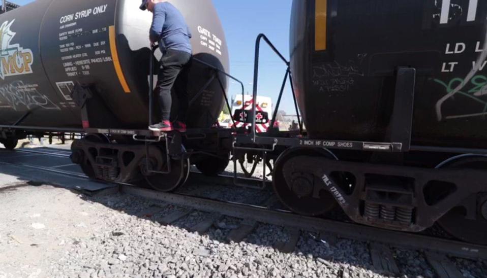 Tren impacta y arrastra a un auto tras intentar ganarle el paso