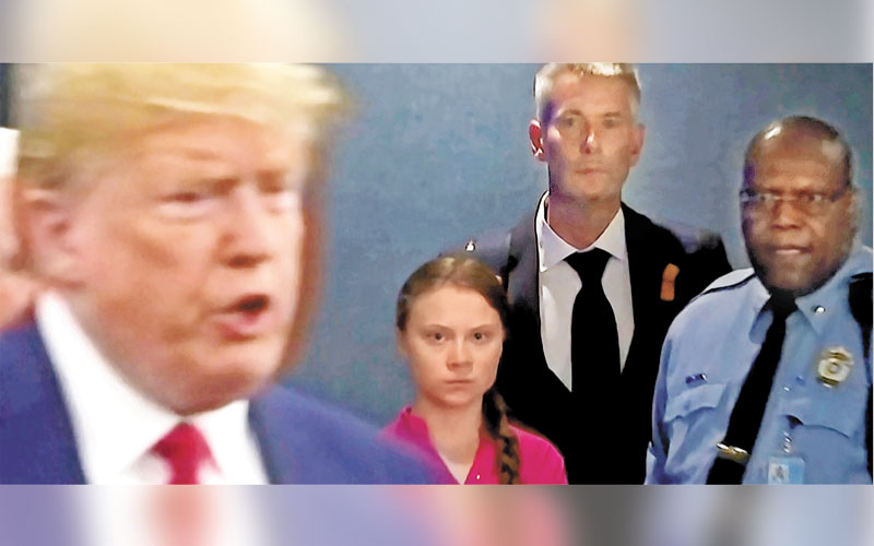 Donald Trump y la adolescente sueca se cruzaron por unos segundos cuando el presidente realizó una visita no contemplada. (Reuters)
