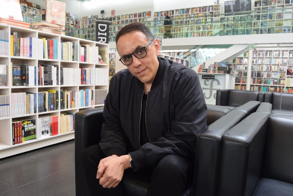 El escritor Alberto Chimal  presentó su novela 'La noche en la zona M'  (Wendy Vega).