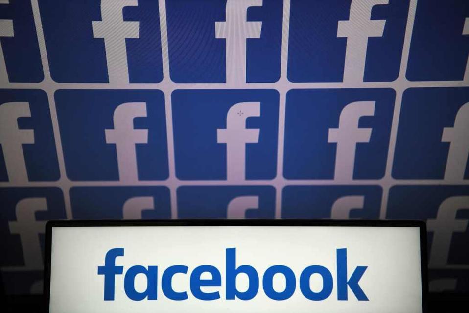 Facebook está siendo presionado para prohibir la difusión de contenido falso y extremista. (AFP)