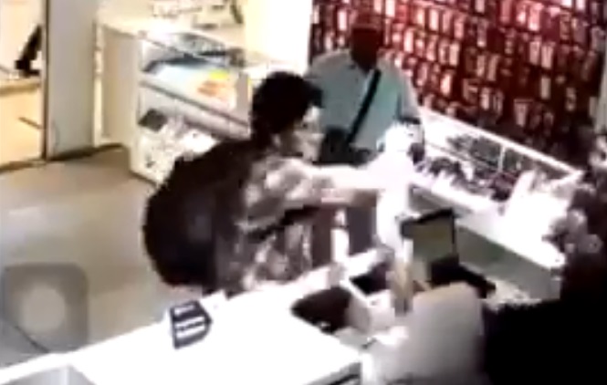 Un hombre agredió a tres empleadas de una tienda de accesorios en el tren suburbano | Especial
