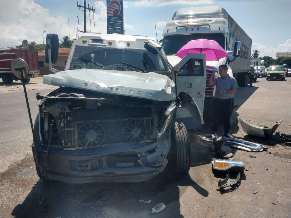 La camioneta de valores fue impactada por el tráiler.