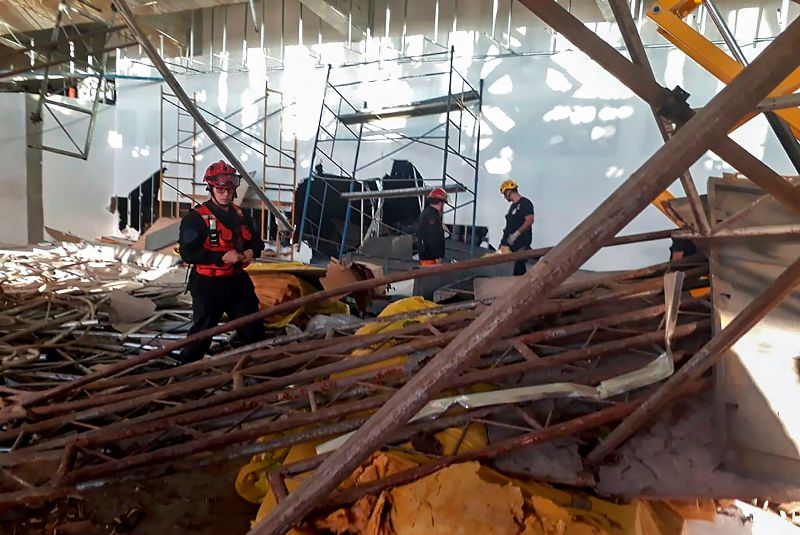 Medios locales reportaron que perros entrenados y bomberos se encuentran abocados a la búsqueda de operarios. (AP)