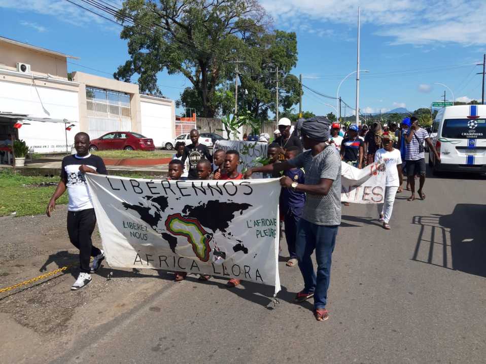Los migrantes caminaron hasta la presidencia municipal de Tapachula en donde realizaron un plantón . (Julio Navarro Cárdenas)